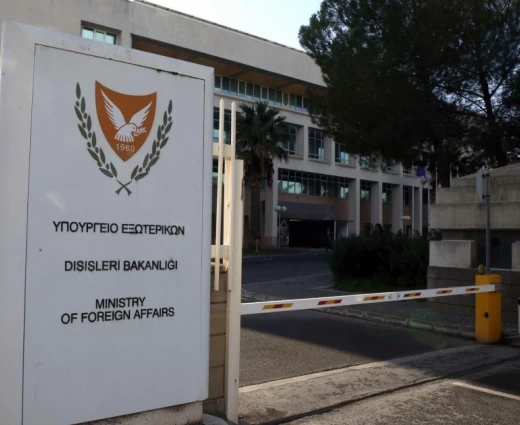 ΥΠΕΞ: Θετική εξέλιξη για την Κύπρο οι νέες ταξιδιωτικές οδηγίες ΗΠΑ και Βρετανίας